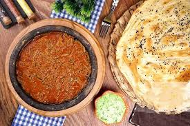 Traditionele Jemenitische Fahsa stoofpot met vers brood bij KAYAN